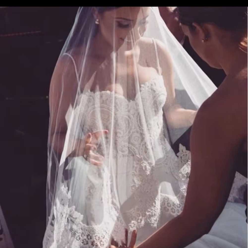 Elegant Off White Lace Veil With Blusher - Picture 2 of 10